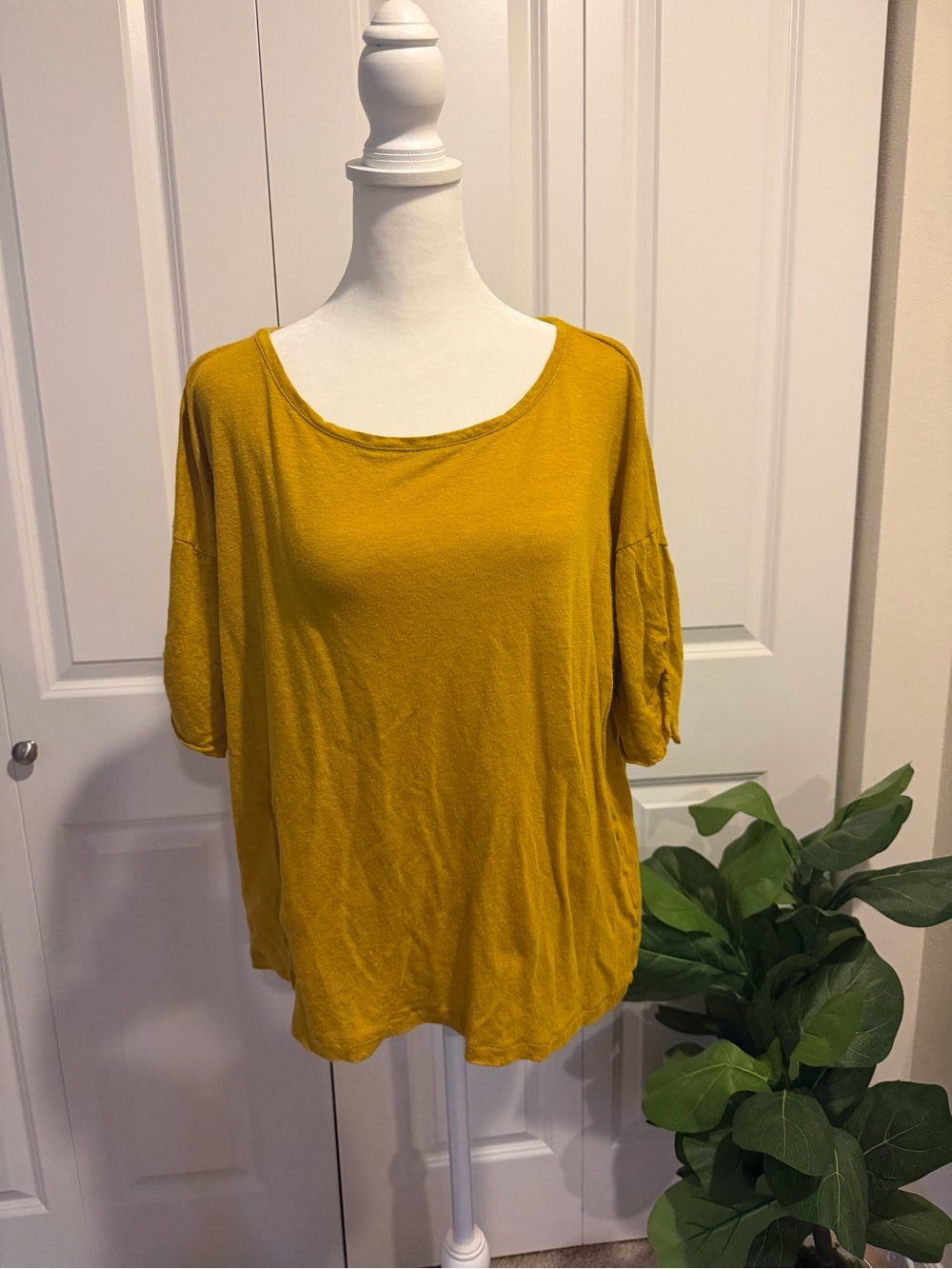 Women's Mustard 💯 Linen Short-Sleeve Scoop Neck Tee